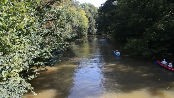 Personas montando Kayaks en el río . — Vídeo de stock