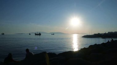 Deniz kıyısına yakın kişi