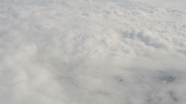 Uçak - beyaz bulutlar üzerinden havadan görünümü