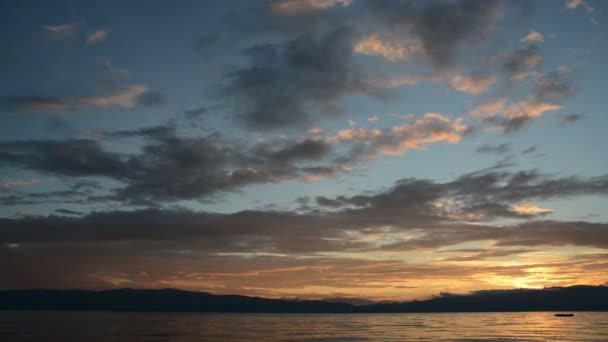 Закат на озере Таймелапес — стоковое видео