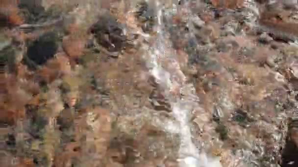 Flytta vatten våg på stenar med ljud — Stockvideo