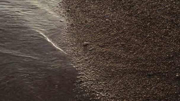 Puesta de sol de playa de arena y olas — Vídeos de Stock