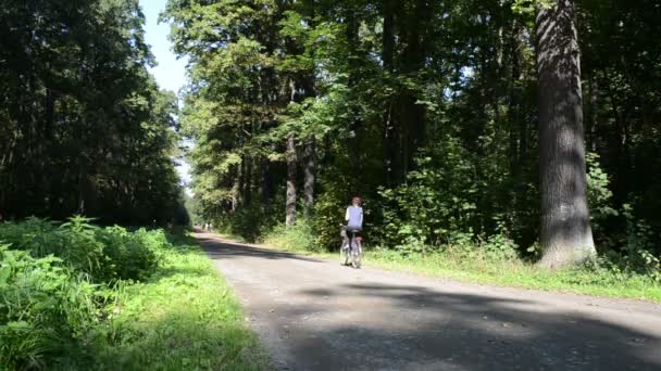 Fahrradfahren in der Natur — Stockvideo