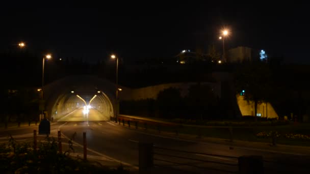 Timelapse, yolda gece trafik ışığı — Stok video