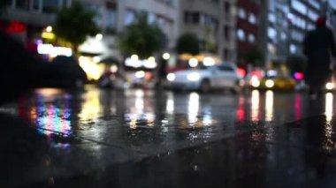 İnsanlar Istanbul'da yağmur sonra sokakta yürüyor