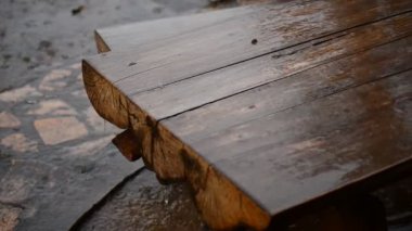 Ahşap bir tablo üzerinde yağmur