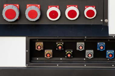 Enerji tedarik altyapısını, dağıtım sistemini ve inşaat ve mühendislik projelerinde kullanılan mekanik arayüzü temsil eden, endüstriyel bağlantı ve soketlere sahip elektrik paneli