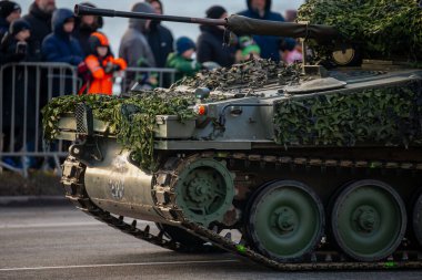 NATO kara kuvvetleri zırhlı aracı ana silah, kamuflaj sistemi ve kamu savunma vitrininde güçlendirilmiş pist bileşenleri ile savaş konfigürasyonu sergiliyor.
