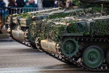 NATO kara kuvvetleri zırhlı araçlar gizleme ağı ve yapısal zırh ile donatılmış ittifak varlığı ve çatışmaya hazır yapılandırmayı vurguluyor