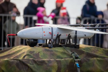 NATO keşif dronu, müttefik savunma becerileri sunumu sırasında aerodinamik gövde, kanat yapısı ve taktik bileşenleri ile montaj çerçevesinde görüntülendi