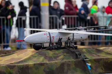 NATO 'nun UAV keşif uçakları genişletilmiş kanatları, aerodinamik gövdesi ve müttefik savunma becerileri sırasında kamufle edilmiş ulaşım yüzeyine yerleştirilmiş monte edilmiş donanımlarıyla
