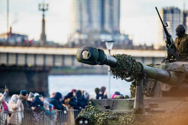 NATO kara kuvvetleri, ana silah ve görünür taret donanımı üzerinde gizlenme ağıyla müttefik operasyonel ve savunma kapasitesi gösterisinde gösterilen zırhlı birlikler