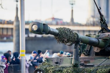 İttifak caydırıcı duruşu kapsamında kamufle edilen NATO tankında büyük fıçı montajı, güçlendirilmiş taret yapısı ve monte edilmiş bileşenler yer alıyor