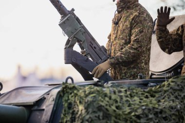 NATO zırhlı platform personeli müttefik kara kuvvetleri sergisi sırasında dış teçhizatlı ağır makineli tüfek sistemi kullanıyordu.