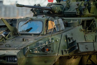 NATO zırhlı savaş aracı, Avrupa 'da jeopolitik güvenliğin korunması için müttefiklerin yer gücünü ve stratejik caydırıcılığını temsil eden taretli silah sistemine sahip.