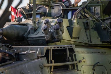 Ağır zırhlı NATO çoklu savaş platformu güçlendirilmiş gövde ve ileri silah istasyonu modern jeopolitik koşullarda müttefik savunma gücünü vurguluyor