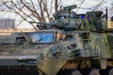 Entegre savaş sistemleri ve koruyucu dış unsurlara sahip gelişmiş NATO zırhlı aracı mevcut jeopolitik gerilimlere karşı ittifakın dayanıklılığını ve kolektif savunmayı sembolize ediyor