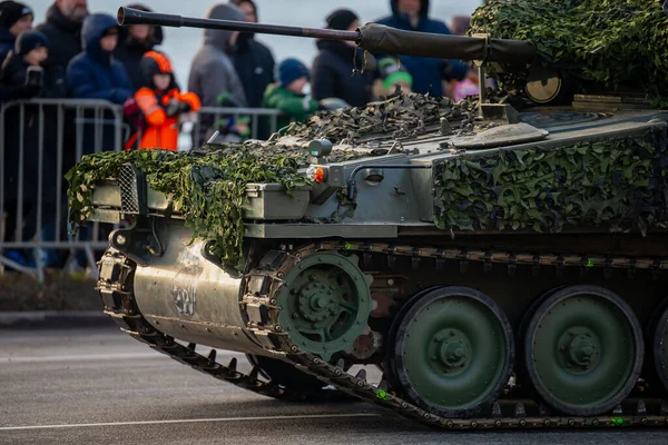 NATO kara kuvvetleri zırhlı aracı ana silah, kamuflaj sistemi ve kamu savunma vitrininde güçlendirilmiş pist bileşenleri ile savaş konfigürasyonu sergiliyor.