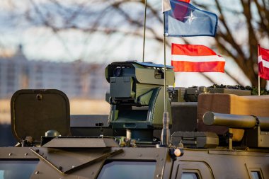 Zırhlı NATO tank tareti gelişmiş koruma sistemleri sergiliyor ve müttefiklerin stratejik askeri duruşunu günümüzde karmaşık hale getiriyor.