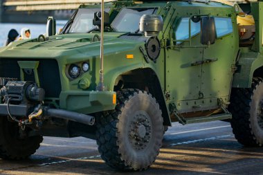 Birleşmiş Müttefik hazır olma, geliştirilmiş caydırıcılık tedbirleri ve bölgesel istikrar ve güvenliği destekleyen işbirliği çabalarını temsil eden gelişmiş NATO zırhlı aracı