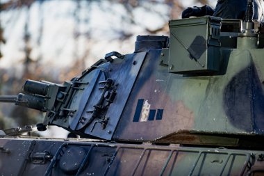 NATO ana savaş tankı tareti zırhlı parçalarla ve ittifak savunma kapasitesini gösteren güçlendirilmiş yapıyla ve güçlendirilmiş jeopolitik askeri varlıkla