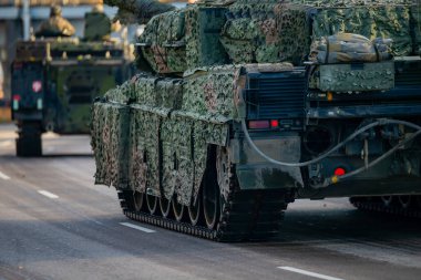 Ağır kamufle edilmiş NATO tankları, koalisyon zırhlı direnci, müşterek savunma gücü ve bölgesel istikrara olan jeopolitik bağlılığı gözler önüne seriyor.