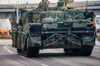 Ağır zırhlı NATO tankı konvoy güçleriyle ilerliyor, kolektif askeri güç, ittifaka hazırlık ve güçlendirilmiş jeopolitik istikrar tedbirlerini temsil ediyor