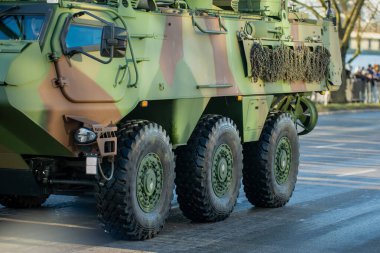 NATO, kamufle olmuş dış görünüşlü, geniş off-road tekerlekleri ve savunma faaliyetleri sırasında kentsel yol boyunca ilerleyen güçlendirilmiş alt panelleri olan 8 'e 8 zırhlı askeri araç ile müttefik oldu.