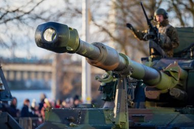 Geniş top namlulu zırhlı NATO platformu, donanım montajı ve çağdaş savunma ve güvenlik gösterileri sırasında gözle görülür kalabalık toplanması