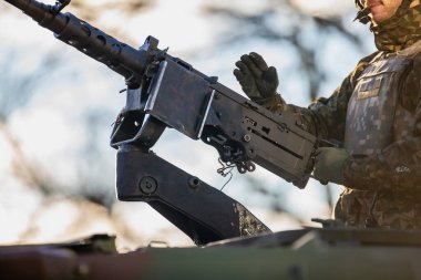 NATO askerlerinin, güçlendirilmiş parantezli, korunmasız ateşleme parçaları ve modern savunma harekâtları sırasında giydikleri koruyucu yeleği yakından izlemelerini istiyorum.