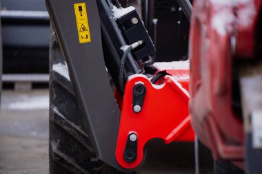 Kar, hidrolik kol, mekanik eklemler, hortumlar ve ağır endüstriyel ekipmanlar için kış zorluklarını gösteren büyük tekerlekleri gösteren inşaat makinelerini kapladı