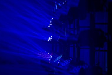 Profesyonel sahne aydınlatma donanımları etkinlik donanımı boyunca güçlü mavi kirişler oluşturuyor, modern eğlence üretimi ve teknik endüstri becerilerini sergiliyor