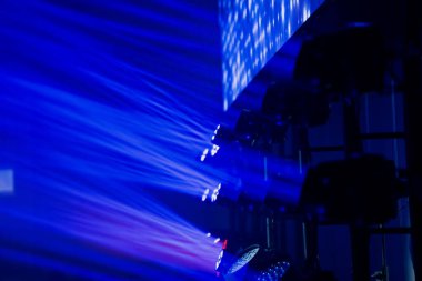 Hareketli LED sahne donanımları profesyonel donanım boyunca yoğun mavi kirişler yansıtıyor, etkinlik yapımında kullanılan gelişmiş eğlence aydınlatma teknolojisini sergiliyor