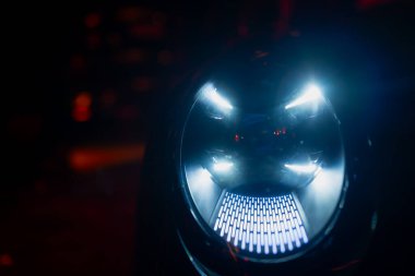 Gelişmiş otomotiv LED far modülünün ön görüntüsü aydınlatma ışığı ve optik elementlerle modern araç aydınlatma teknolojisini vurguluyor