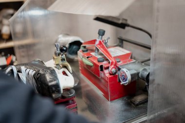 Otomatik hokey paten bileme ekipmanları kıskaçlı paten botu ve ayarlama mekanizmasını gösteriyor, profesyonel takım düzeyinde bıçak hizmeti ve spor endüstrisi teknolojisini gösteriyor