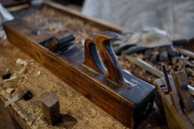 Şehirdeki eski ahşap bank..