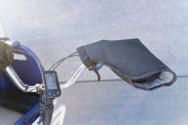 Kışın bisiklet gidonunu yalıtımlı el ısıtıcı eldiven, monte edilmiş hız bilgisayarı ve kablolar, pratik soğuk hava bisiklet donanımı detaylarıyla kapatın.