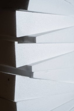 Yığınla beyaz strafor çarşafların soyut ayrıntıları, görünür köpük boncuklar ve keskin köşeler, inşaat endüstrisi için hafif termal yalıtım malzemesi