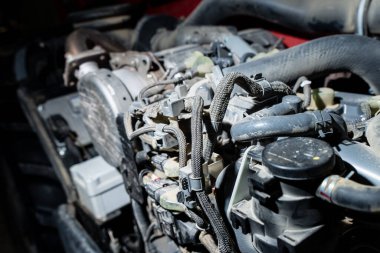 Kablolama, klempler ve hortumlar ile endüstriyel makinenin ayrıntılı motor içleri, onarım için atölye onarım erişimi, sistem karmaşıklığı ve kopyalama alanı ile mekanik güvenilirlik kavramı