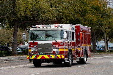 Florida 'da bir Amerikan banliyö yolundan geçen büyük bir acil durum itfaiye aracı ilk müdahale, belediye koruması ve kurtarma hareketliliğini yakalıyor.