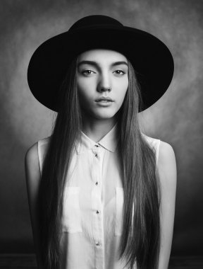 Siyah şapkalı kız