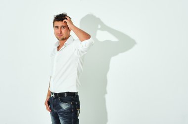  hafif bir arka plan üzerinde erkek portre