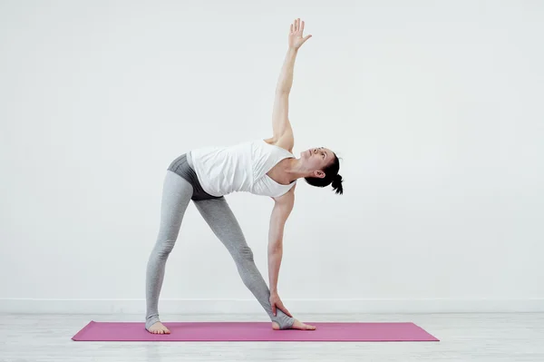 Kvinna som gör yoga — Stockfoto