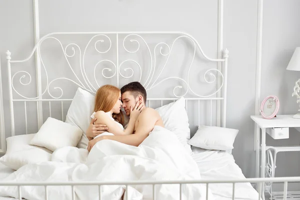 Pareja enamorada en casa — Foto de Stock