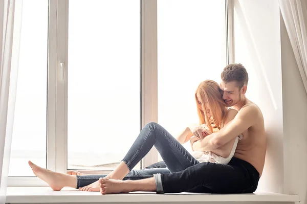 Pareja enamorada en casa — Foto de Stock