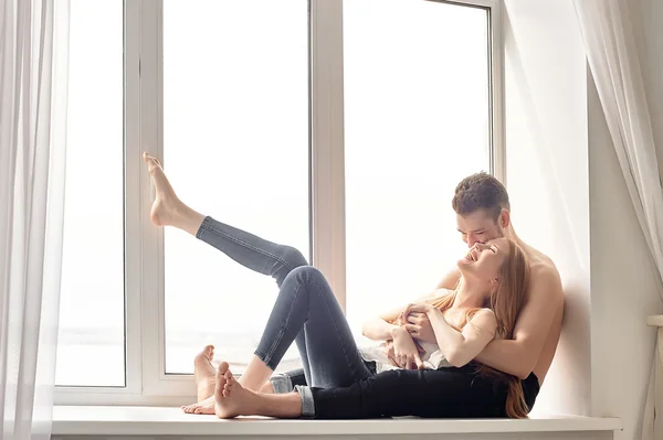 Pareja enamorada en casa — Foto de Stock