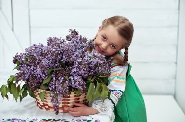 çiçekler kulübe kızla