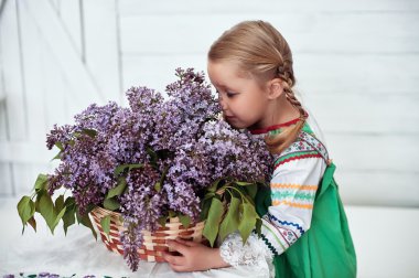 çiçekler kulübe kızla