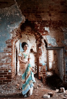  Dantel kız güzel krem ve turkuaz elbise ile güzel bir saç modeli ve harabeleri arasında döşeme