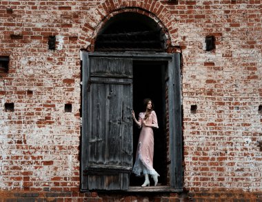 Renk moda portre genç kadın, eski bir evde harabe